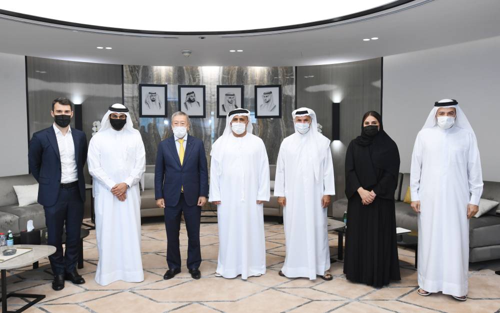 مطر الطاير والمسؤولون مع نائب رئيس اللجنة الأولمبية الدولية