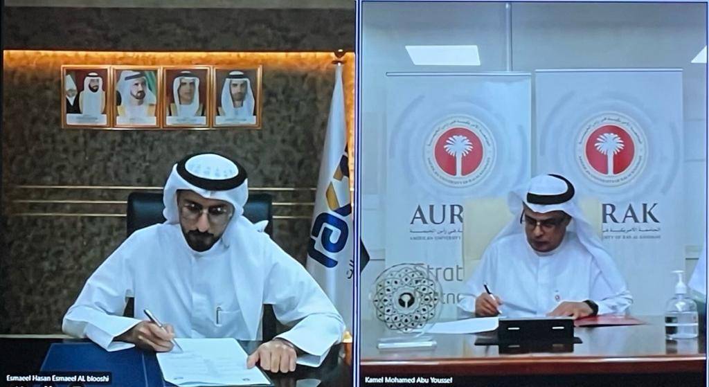  أثناء توقيع الاتفاقية 