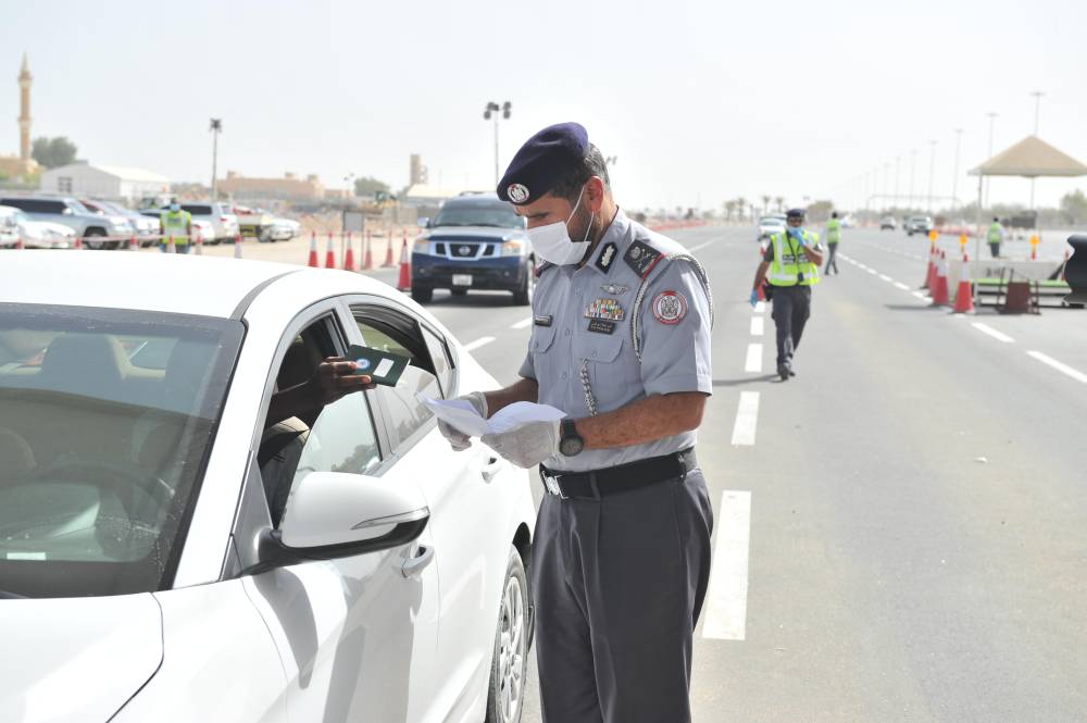 المزروعي خلال تفقد النقاط الأمنية في أبوظبي
