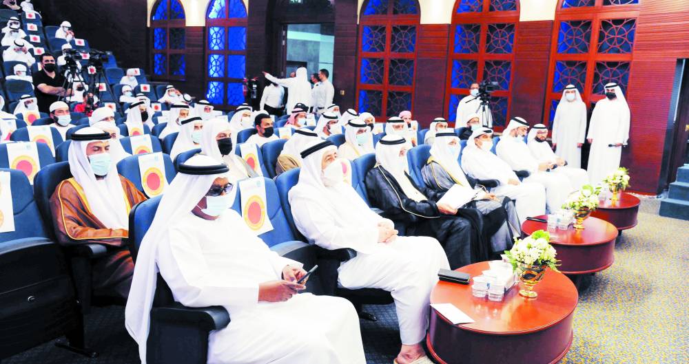 رئيس وأعضاء اللجنة والجمهور