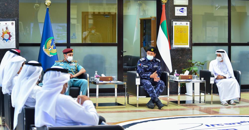 الشامسي والمشاركون في الجلسة 