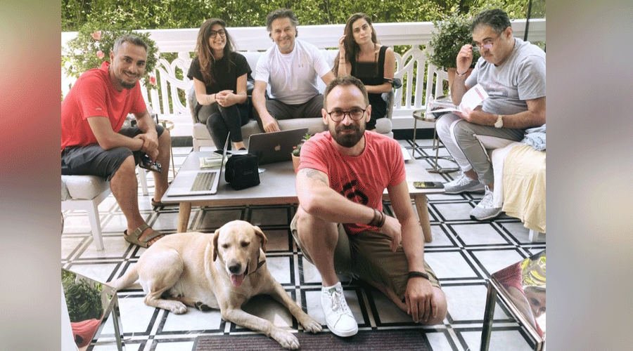 راغب علامة متوسطاً فريق عمل الأغنية 