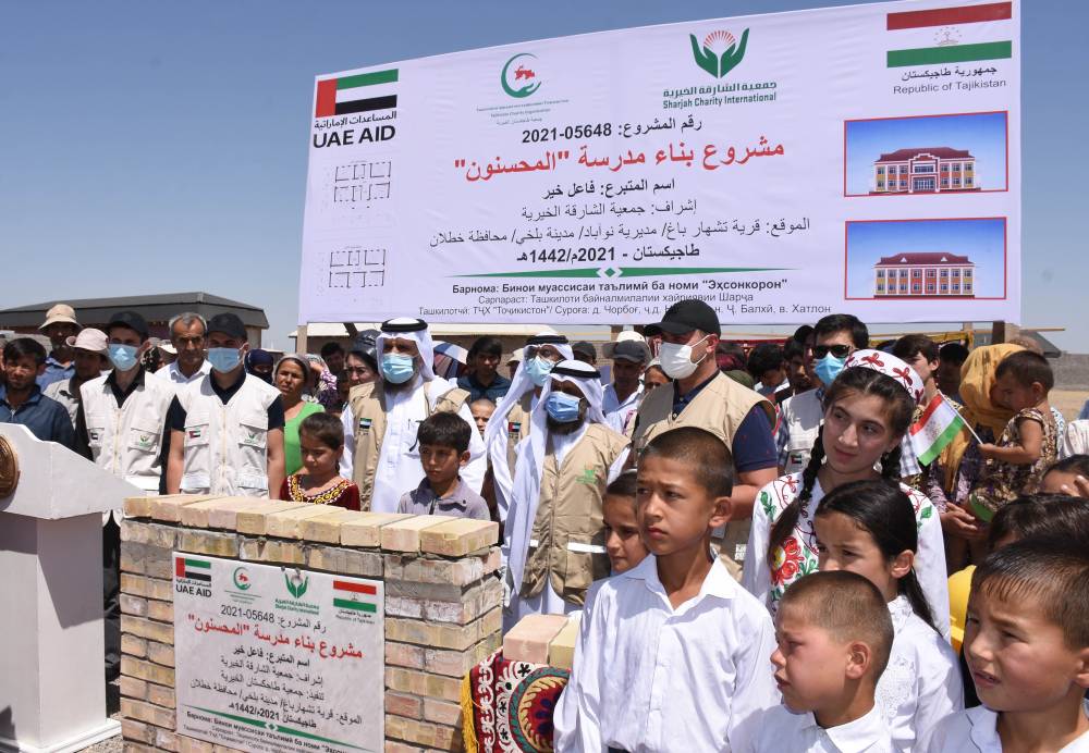 وفد الجمعية مع عدد من المستفيدين 