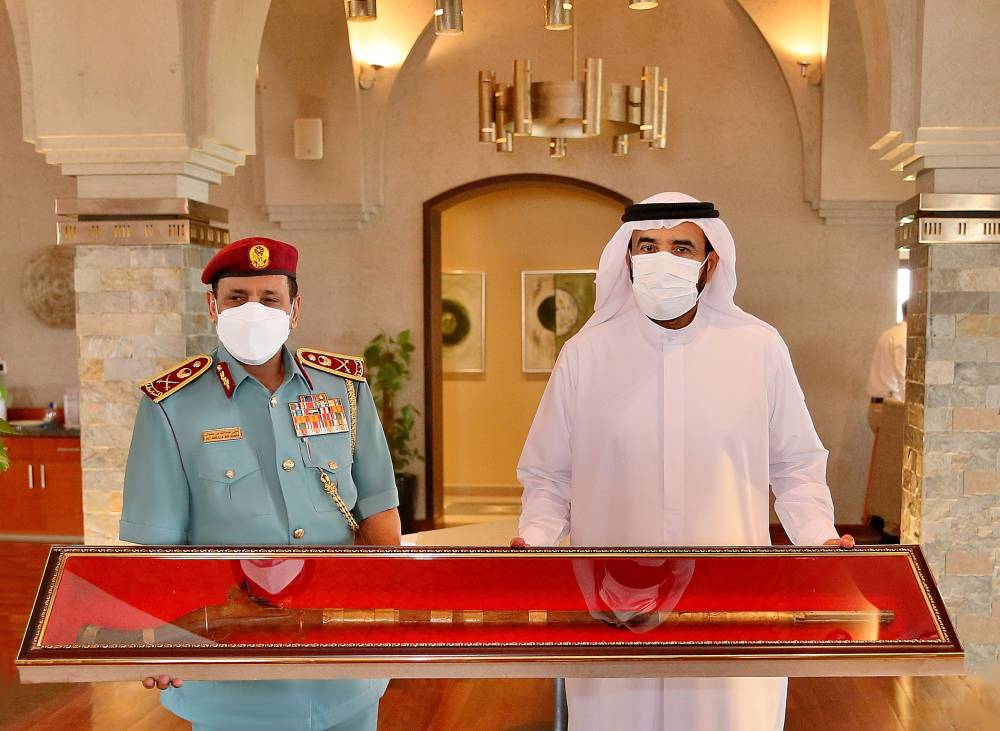 علي بن علوان يكرم سيف الشعفار