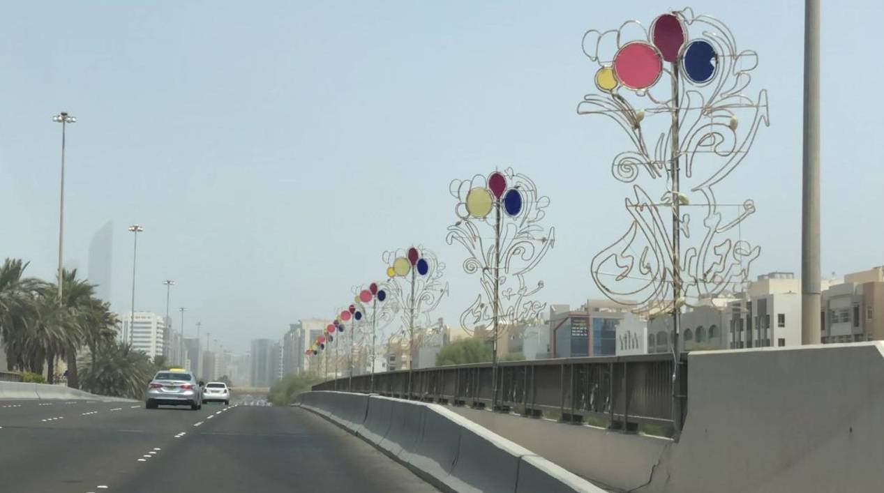 بدء تركيب التشكيلات الضوئية على الجسور