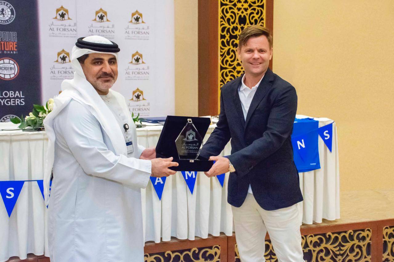 رينجرز الاسكتلندي يؤسس أكاديمية في منتجع الفرسان بأبوظبي