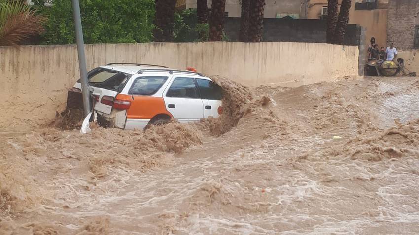المياه تجرف سيارة في صور