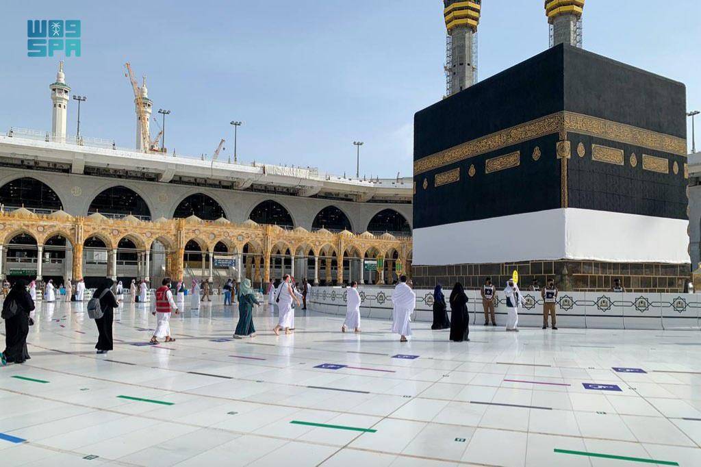 حجاج بيت الله الحرام يؤدون طواف القدوم (واس)