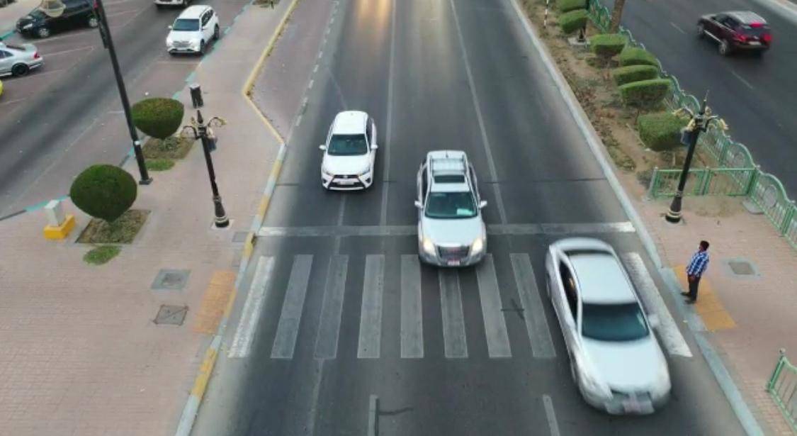 للمشاة أولوية العبور