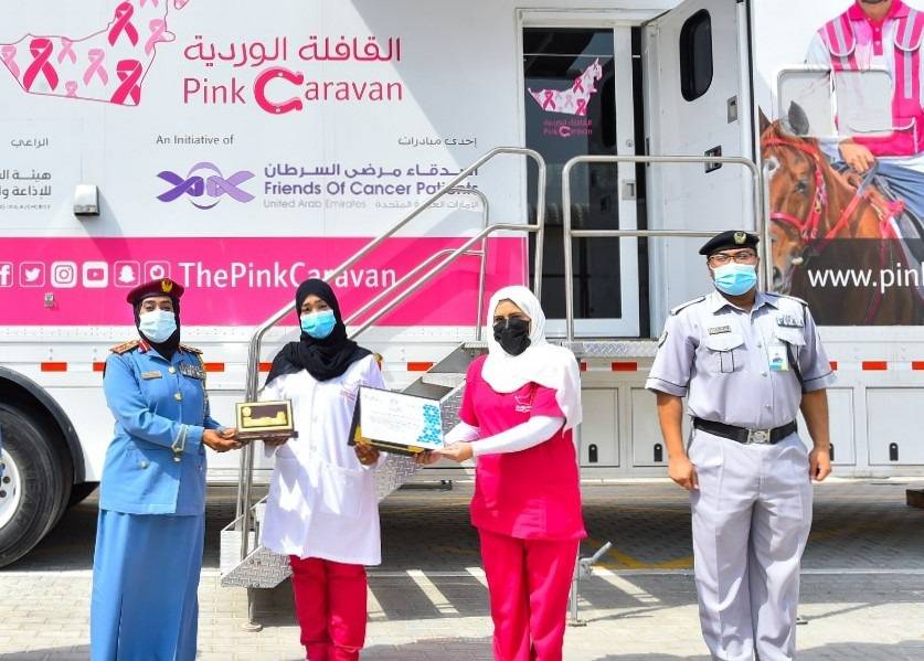 القافلة الوردية توعي نزيلات «إصلاحية الشارقة» بسرطان الثدي