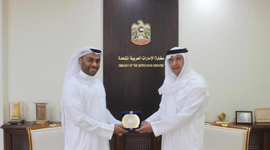 أيمن الباروت يهدي درع البرلمان العربي للطفل للسفير أحمد البلوشي 