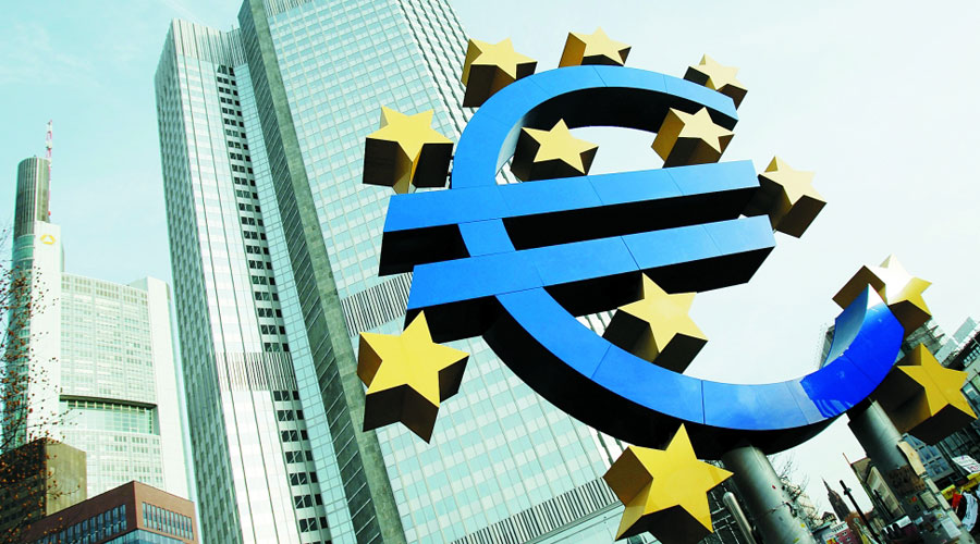 علامة عملة اليورو أمام مقر البنك المركزي الأوروبي في فرانكفورت ( أ ف ب) 