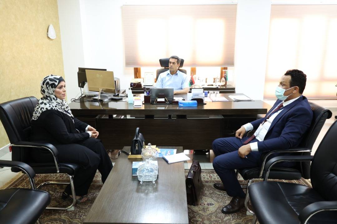 رئيس مفوضية الانتخابات الليبية خلال اجتماعه بمدير مكتب شؤون الحكم المحلي والانتخابات بالرئاسي