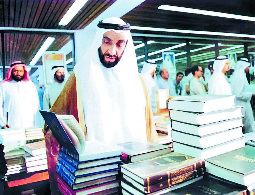 المغفور له باذن الله الشيخ زايد بن سلطان ال نهيان - في معرض ابوظبي الدولي الاول للكتاب - يطالع احد الكتب المعروضة