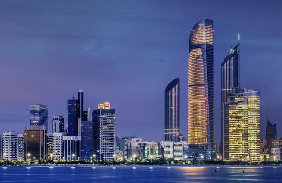 أبوظبي تعلن عودة العمل بالطاقة الاستيعابية القصوى داخل المقار الحكومية 