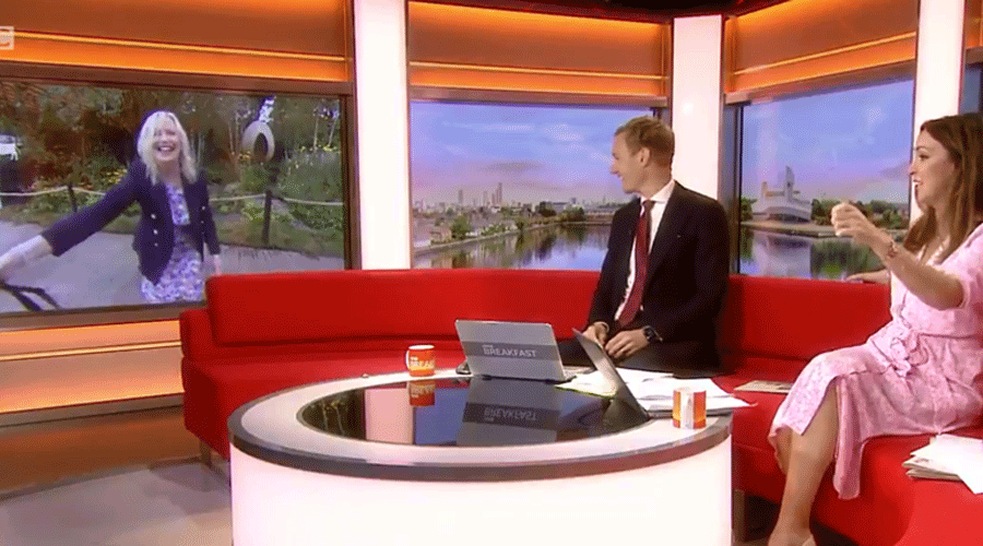 كلب يسقط مراسلة خلال بث