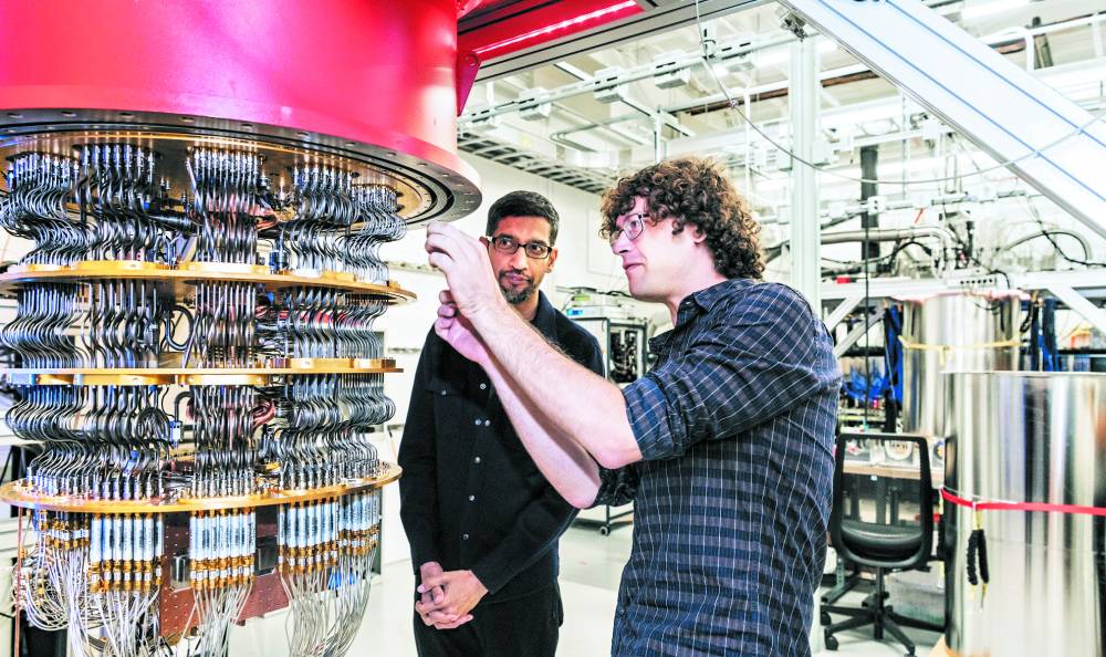 رئيس «جوجل» ساندر بيتشاي يطلع على أحد كمبيوترات كوانتوم في مقر الشركة بسانتا باربارا في كاليفورنيا (أرشيفية)