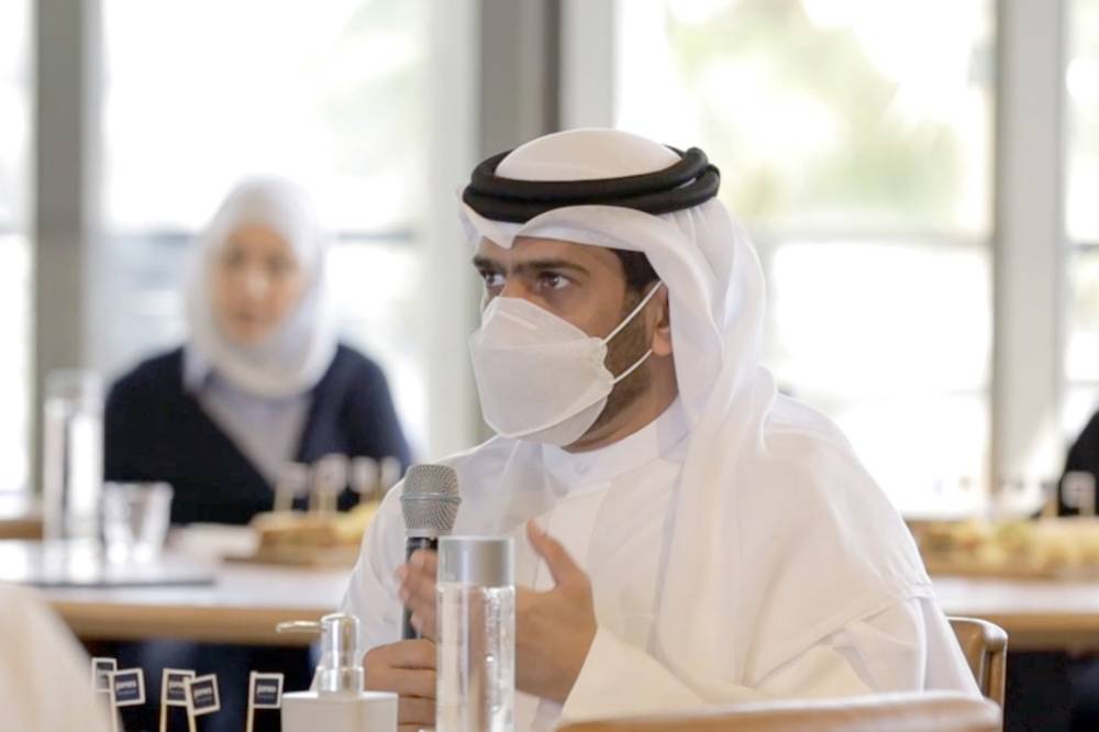 خالد بن بطي متحدثاً خلال الاجتماع 