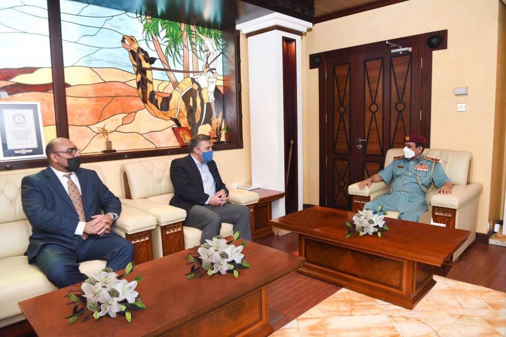 علي بن علوان وكيفين واينز خلال اللقاء 