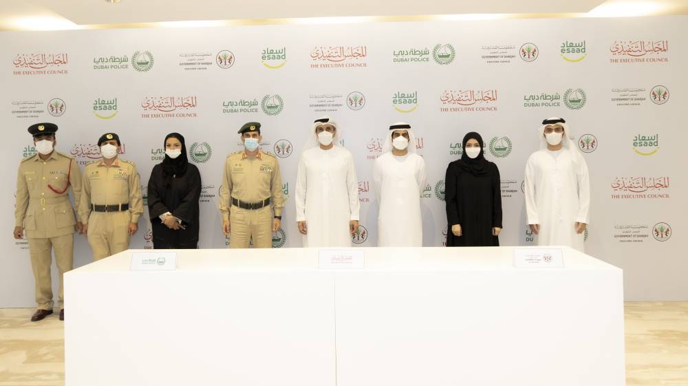 سالم بن عبدالرحمن والمشاركون في التوقيع في لقطة تذكارية