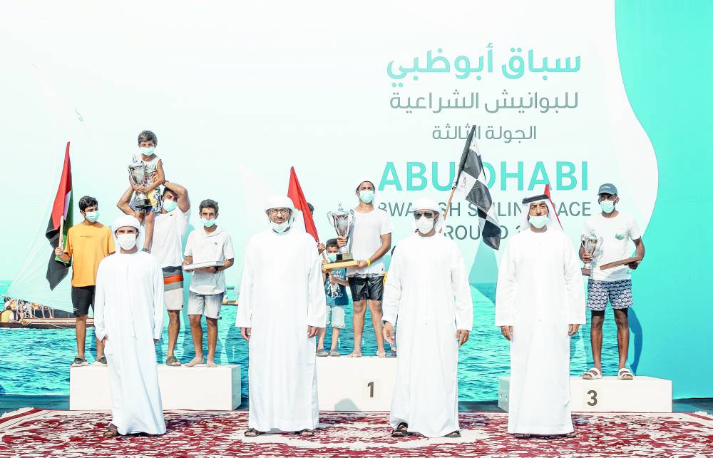 الأبطال على منصة التتويج