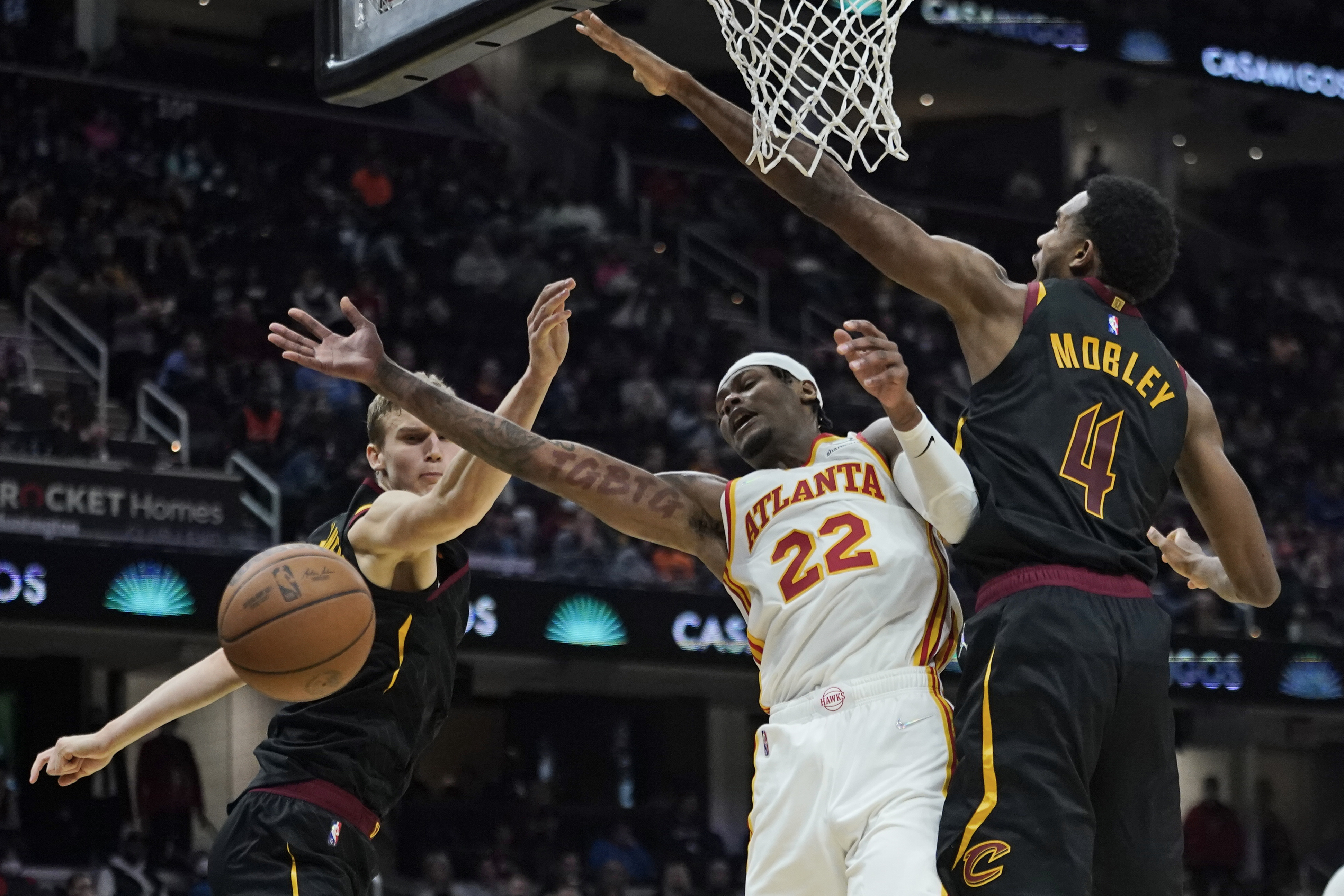 كافاليرز يتفوق على هوكس ويحقق فوزه الأول في الموسم