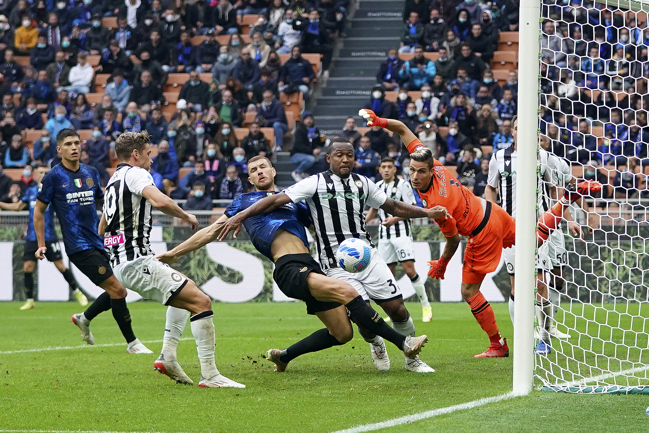 إنتر يعزز مركزه الثالث بالفوز على أودينيزي