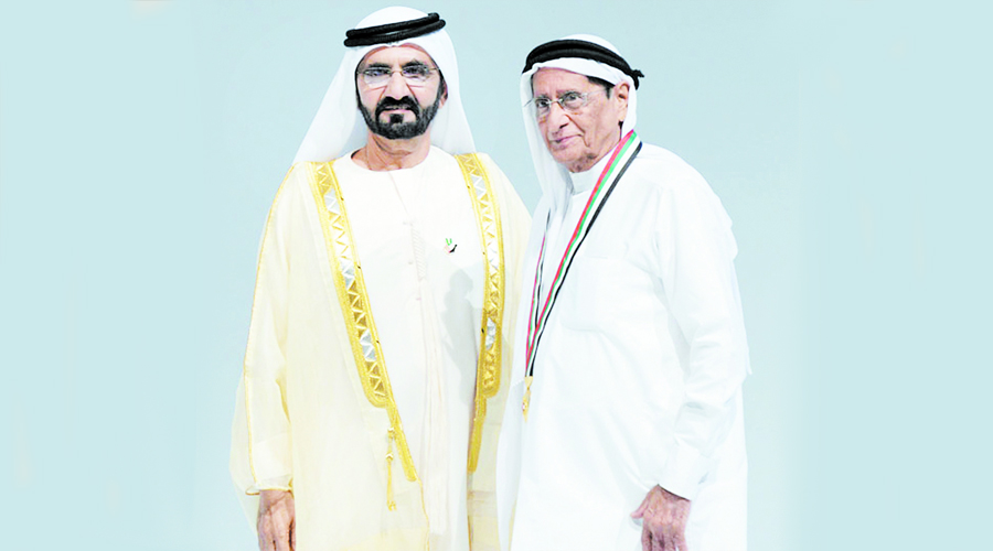 محمد بن راشد خلال تكريمه الراحل أحمد كاظم ضمن أوائل الإمارات (أرشيفية)