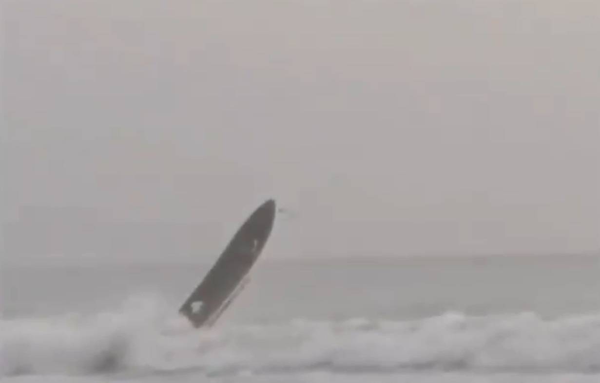 صياد يقتحم الإعصار شاهين بقاربه في سلطنة عمان