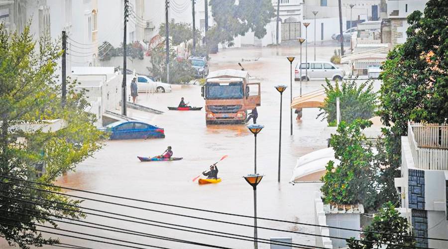 «شاهين» يعبر سلطنة عُمان برياح سرعتها 150 كم