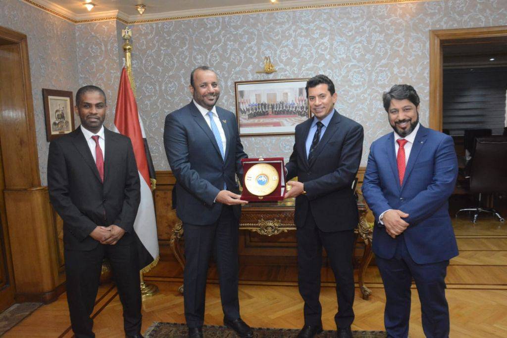 صبحي يهدي عيسى هلال درعاً تذكارية