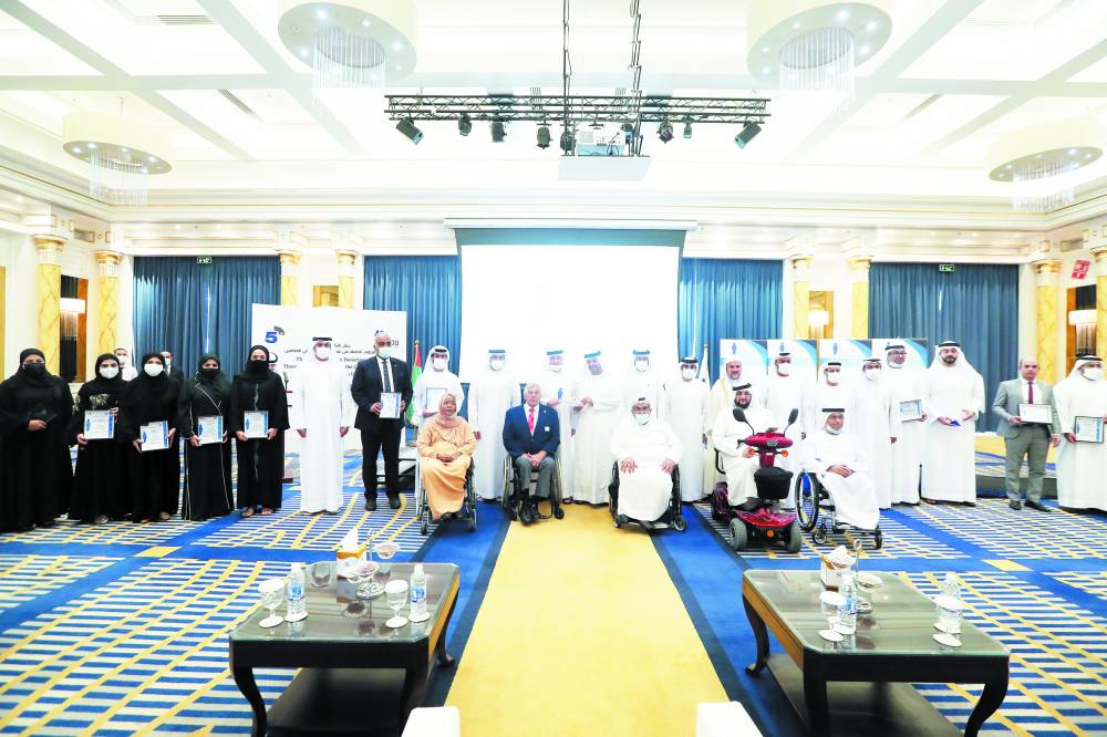 طارق بن خادم يتوسط الجهات المكرمة خلال الحفل