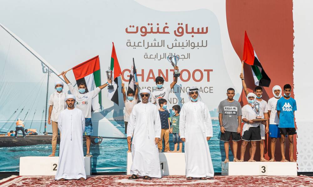 الأبطال على منصة التتويج