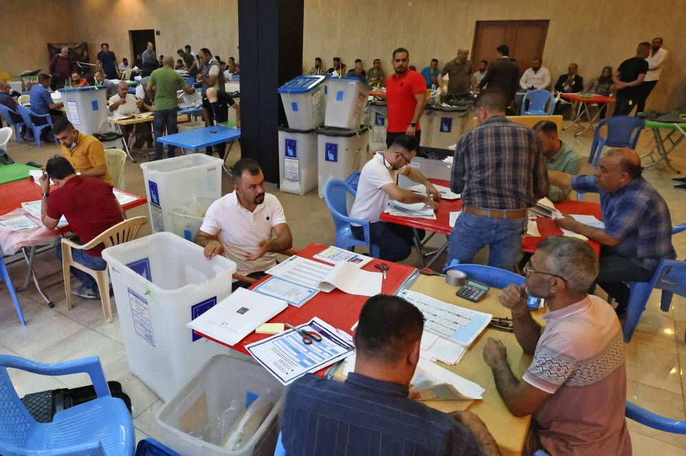 موظفو المفوضية العليا يبدأون العد اليدوي في محطة انتخابية بالمنطقة الخضراء في بغداد (ا ف ب) 