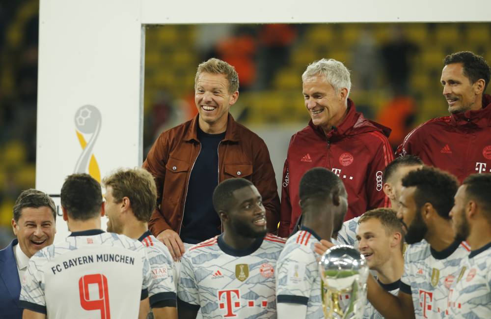 ويحتفل مع لاعبيه بكاس السوبر هذا الموسم 