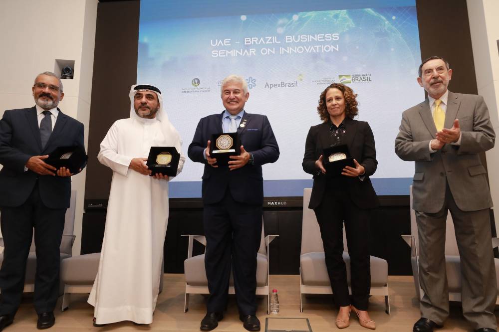 حسين المحمودي مع وفد «الغرفة العربية البرازيلية»