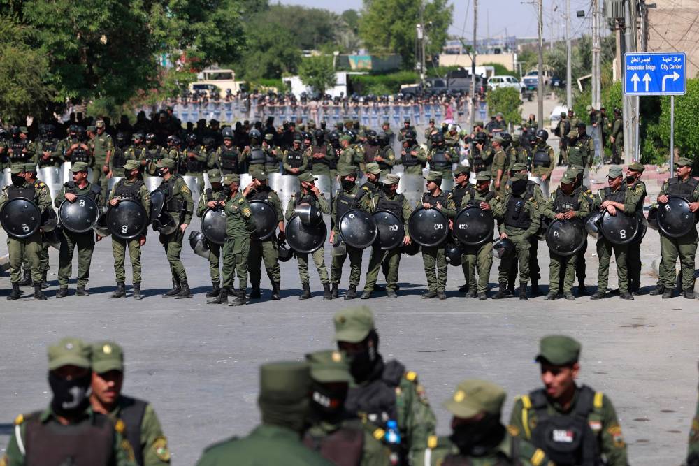قوات مكافحة الشغب تنتشر في مواجهة أنصار «الحشد» لحماية المنطقة الخضراء (أرشيفية) 