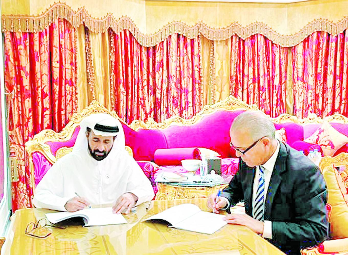 مسلم بن حم خلال التوقيع مع «خطيب وعلمي»
