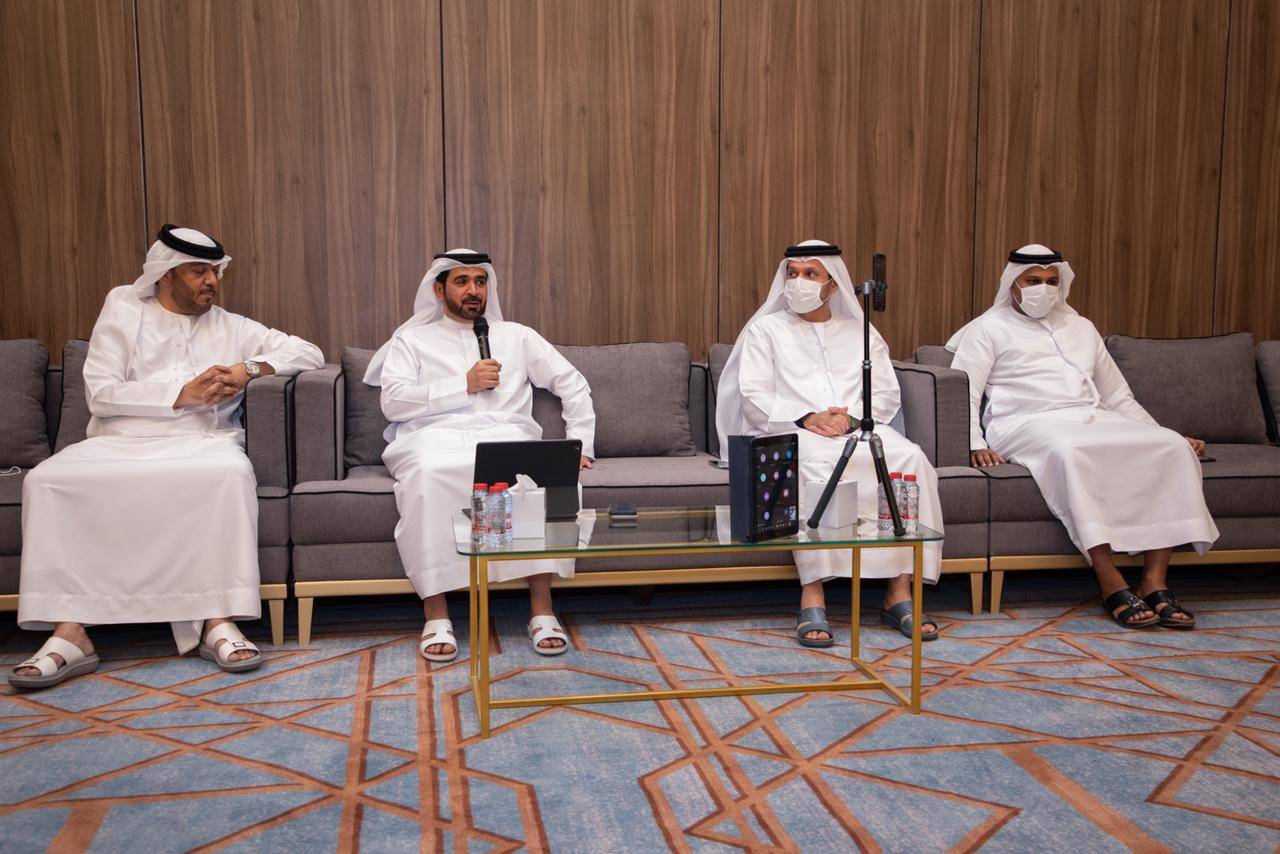علي بن خاتم خلال المجلس