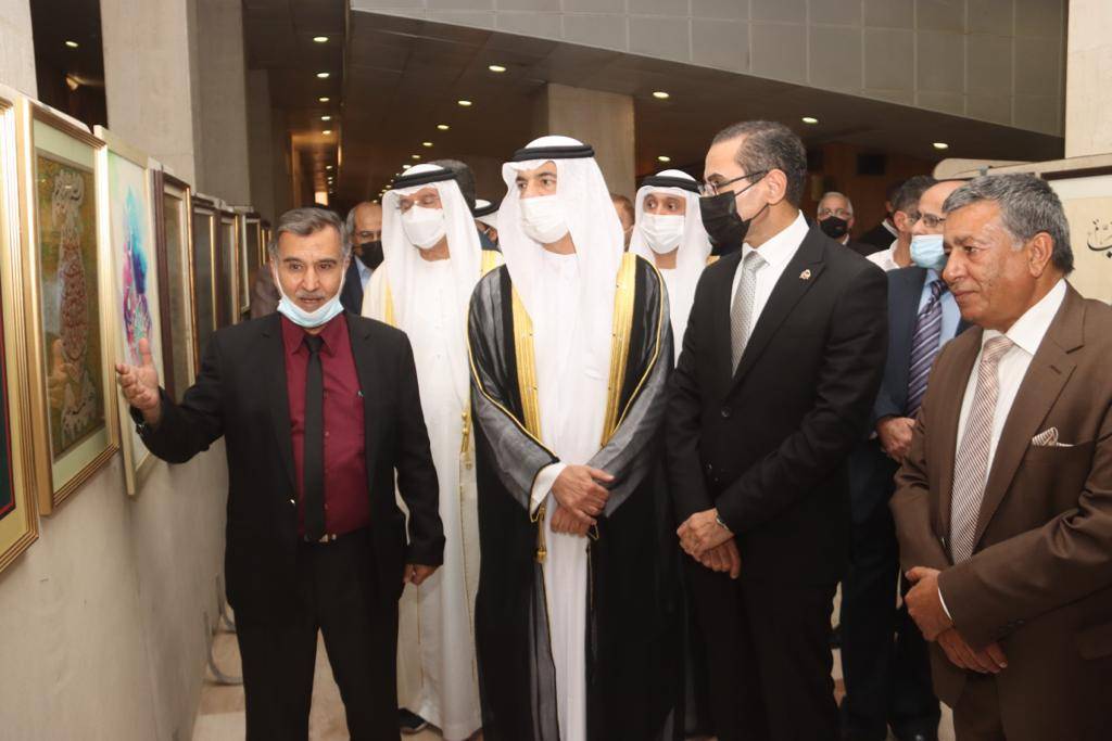 عبد الله العويس ومحمد القصير خلال جولة في المعرض المصاحب للمهرجان
