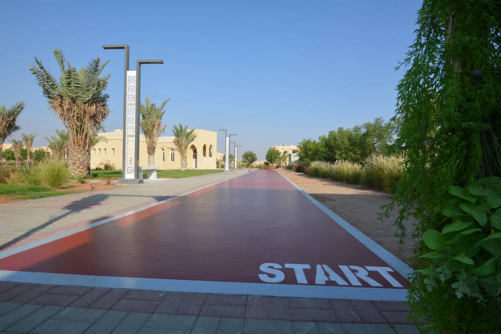 إنجاز الممشى المطاطي بحديقة الرق