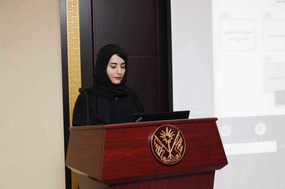 نورة بن صندل تتحدث خلال الندوة