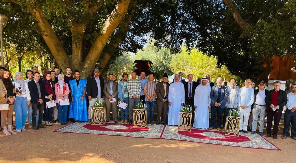 عبد الله العويس ومحمد القصير مع بعض المشاركين في المهرجان