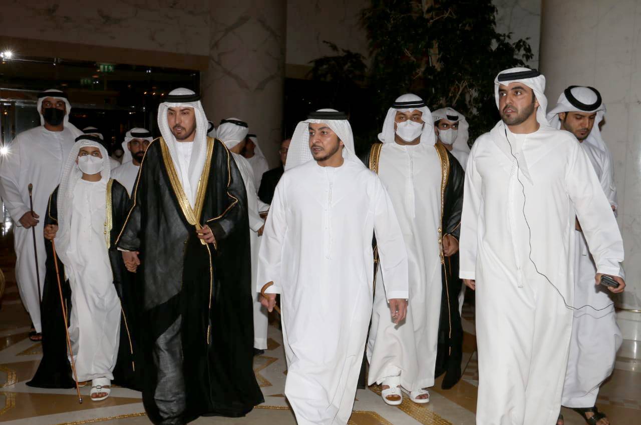 عيسى بن زايد بتوسط جانباً من الحضور 