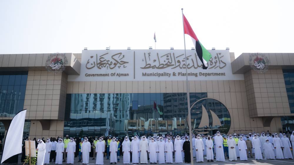 موظفوا بلدية عجمان يشاركون في فعالية رفع العلم