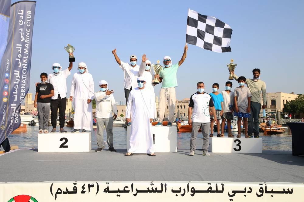 محمد حارب والنقبي مع أبطال السباق 