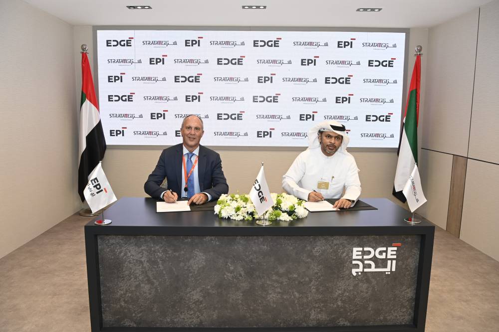  كريستيان زيهي وإسماعيل عبد الله خلال توقيع الاتفاقية