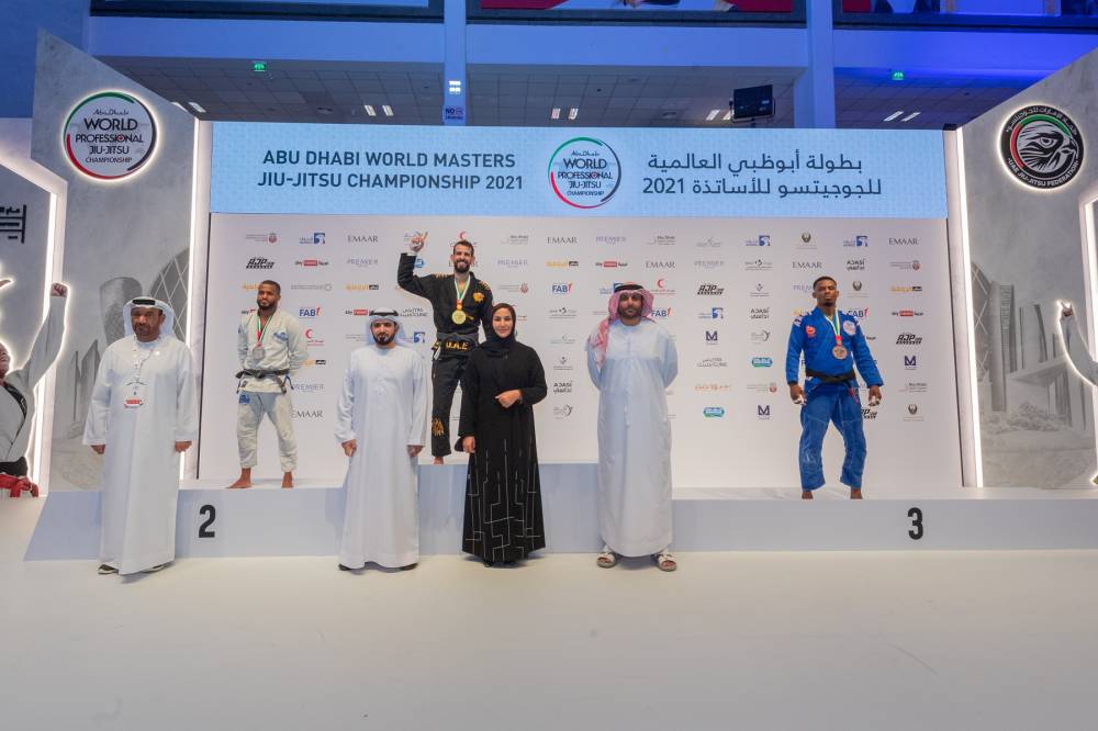  عيسى هلال والزاهري خلال المشاركة بتتويج إحدى الفئات