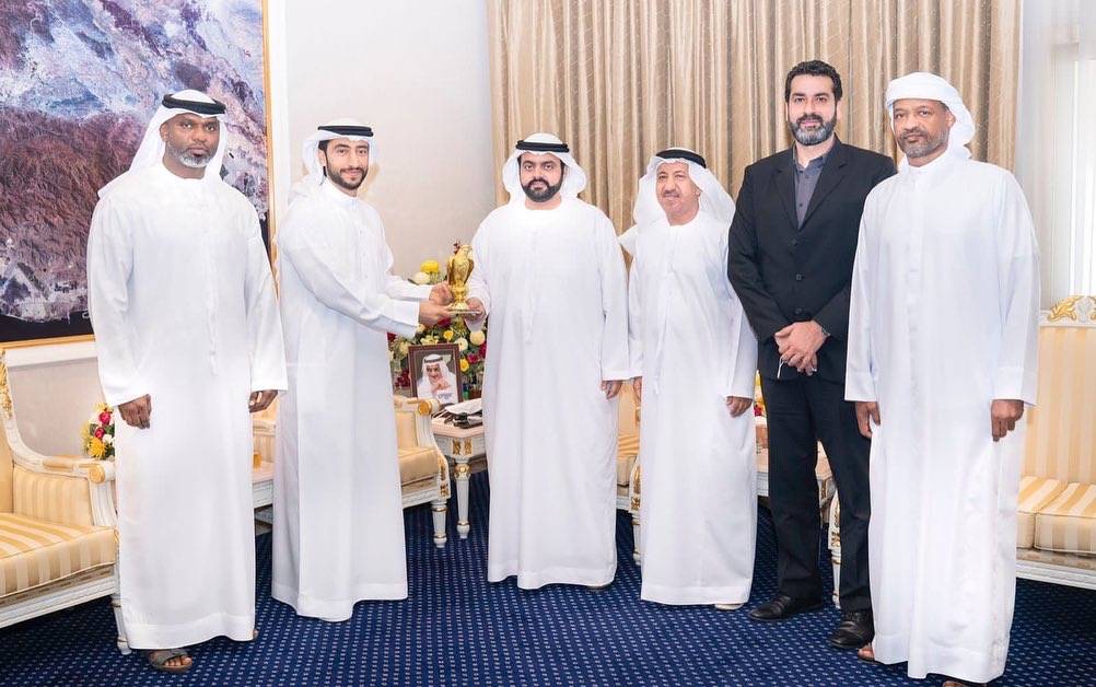 ولي عهد الفجيرة مع عبدالله الشرقي وأعضاء اللجنة المنظمة للبطولة