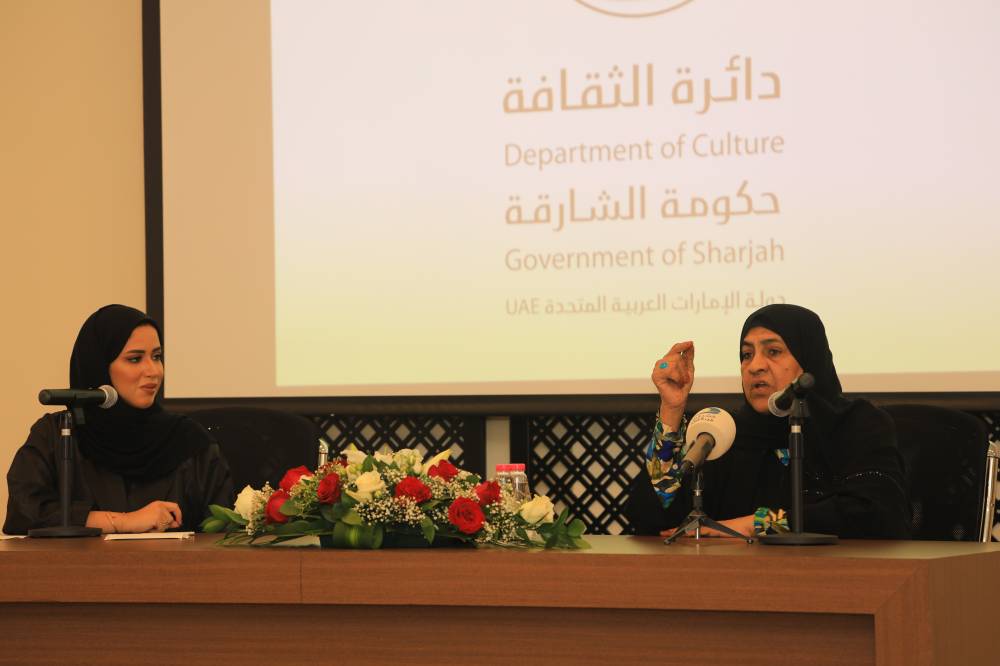 المغني متحدثة في الجلسة 